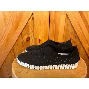 Eric Michael Black and White Flats